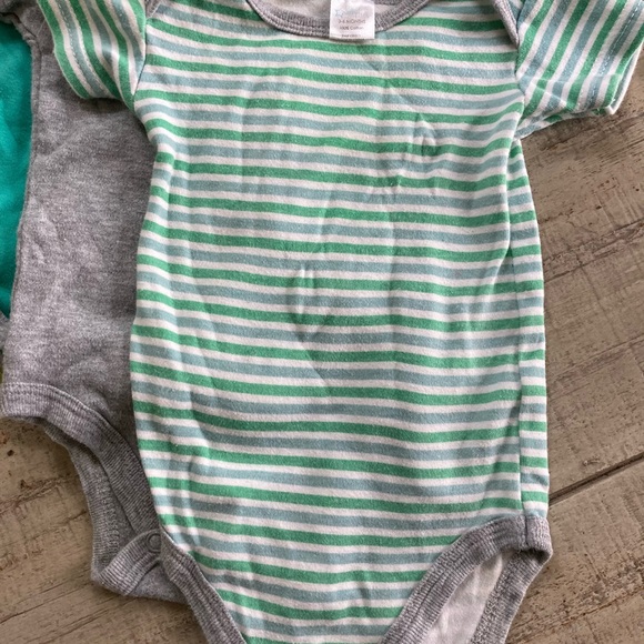 Lot of 7 onesies. - Picture 4 of 8